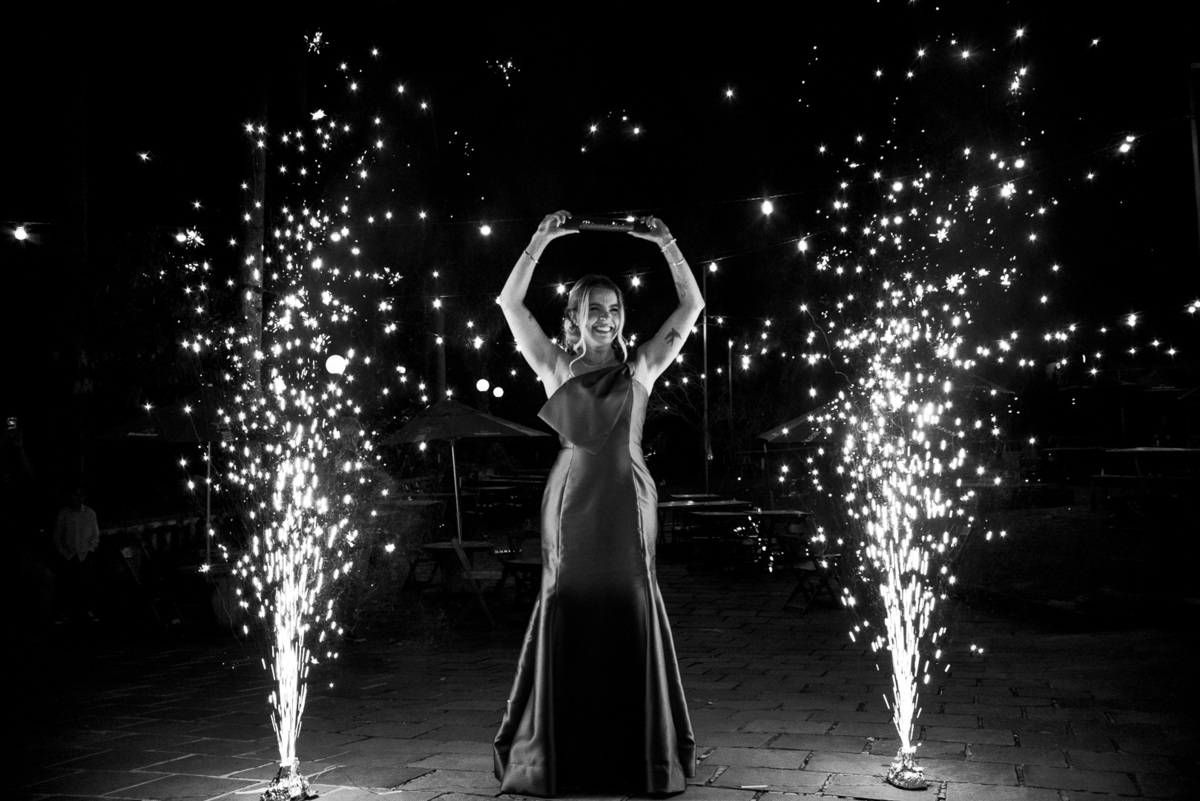 formanda chegando; vestido verde; rocca; formatura; recepção de formatura; fotógrafo de formatura; pb