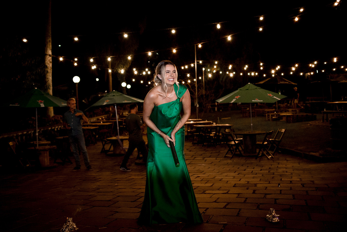 formanda chegando; vestido verde; rocca; formatura; recepção de formatura; fotógrafo de formatura;