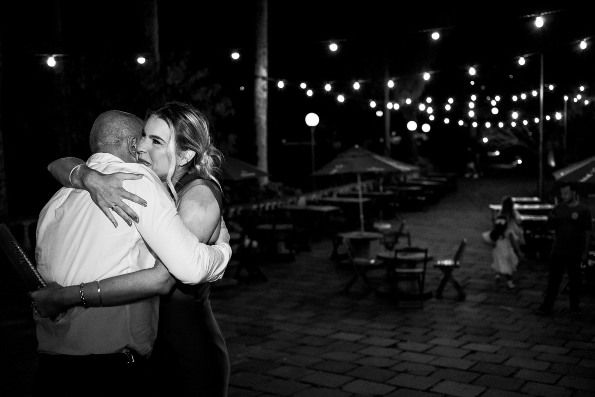 formanda abraçando noivo; abraço; formatura; rocca;