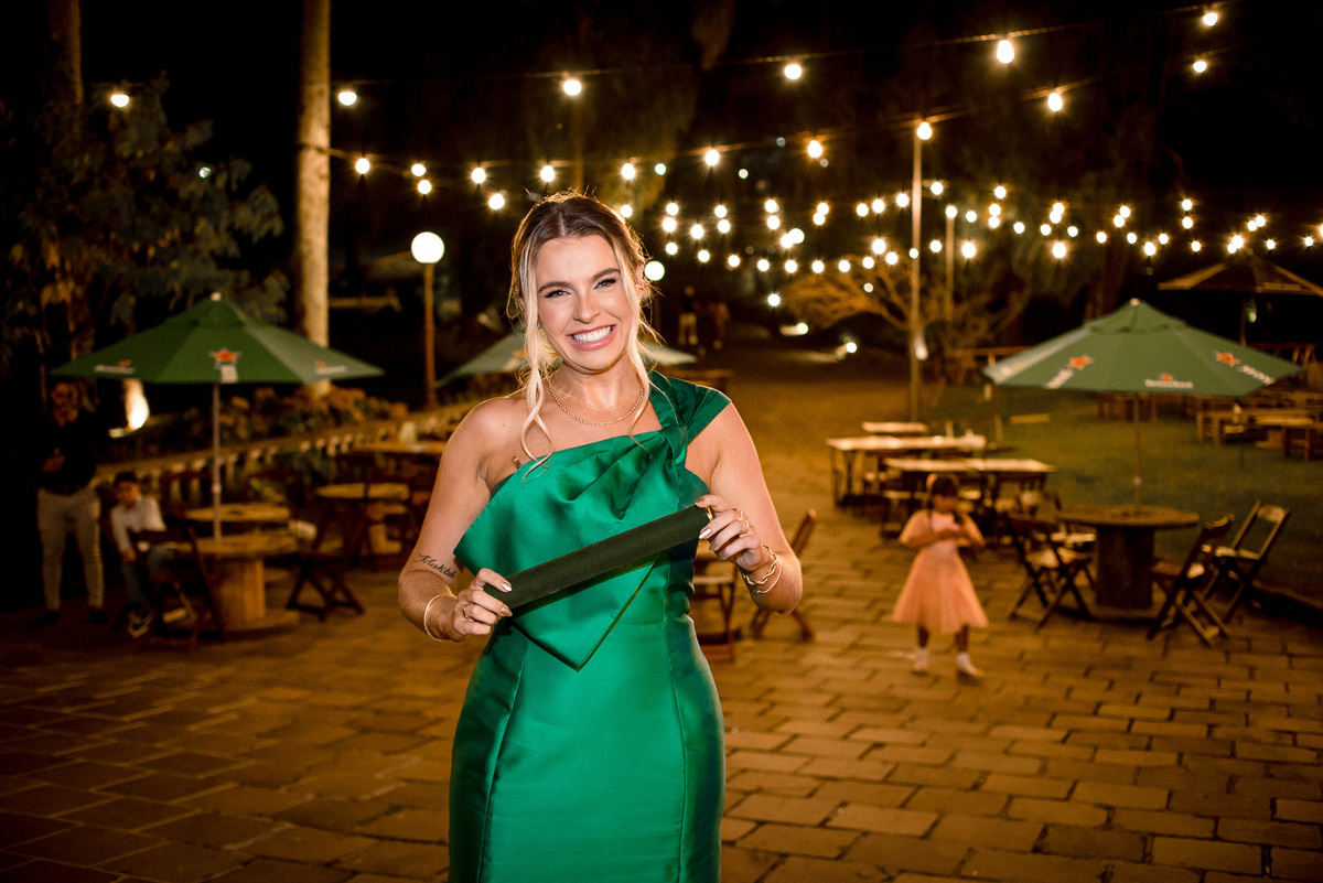 formanda chegando; vestido verde; rocca; formatura; recepção de formatura; fotógrafo de formatura;