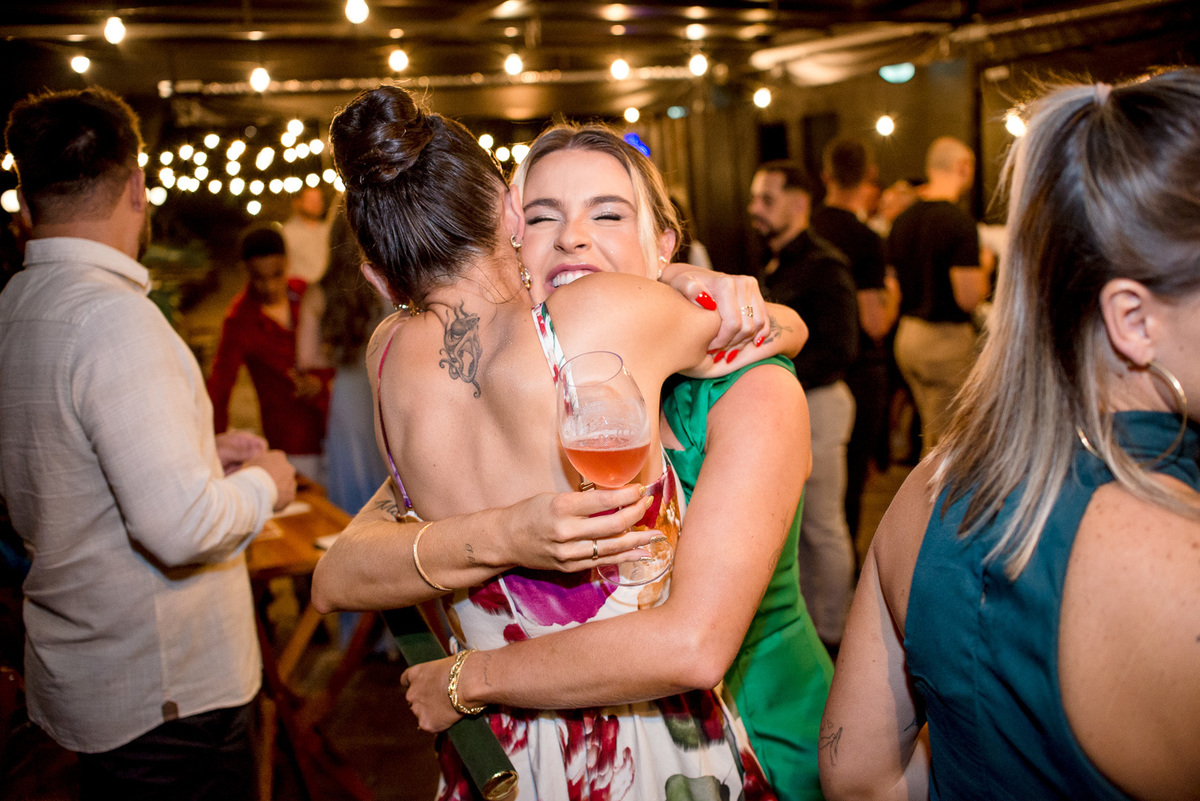 formanda com amiga; abraço; rocca; formatura