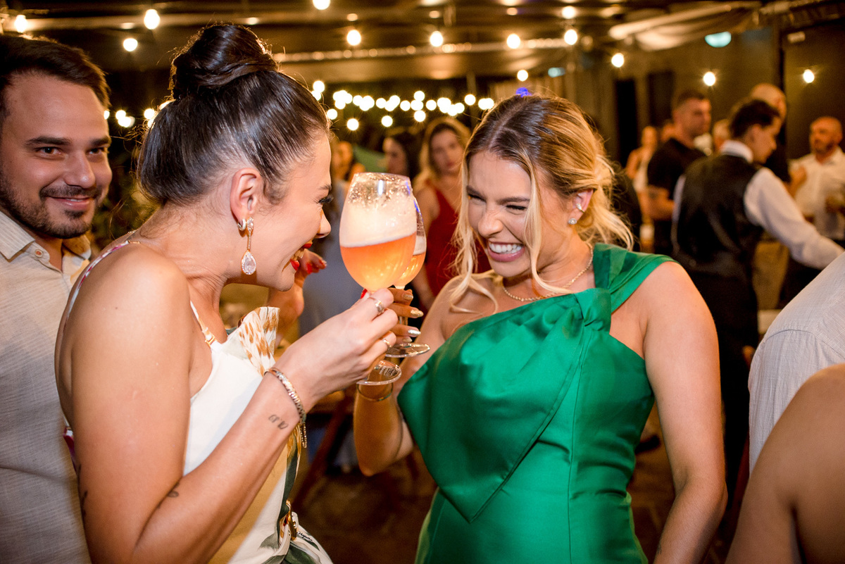 formanda com amiga; abraço; rocca; formatura; brinde;