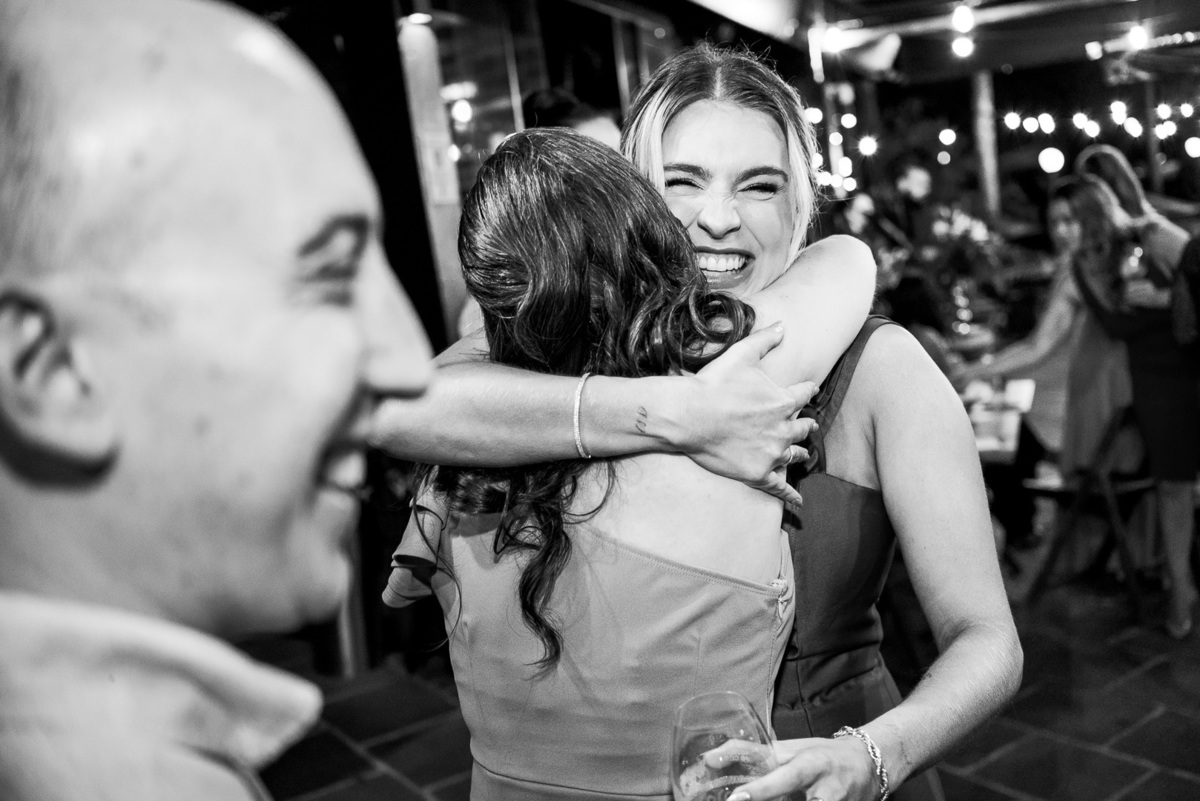 formanda com amiga; abraço; rocca; formatura; pb