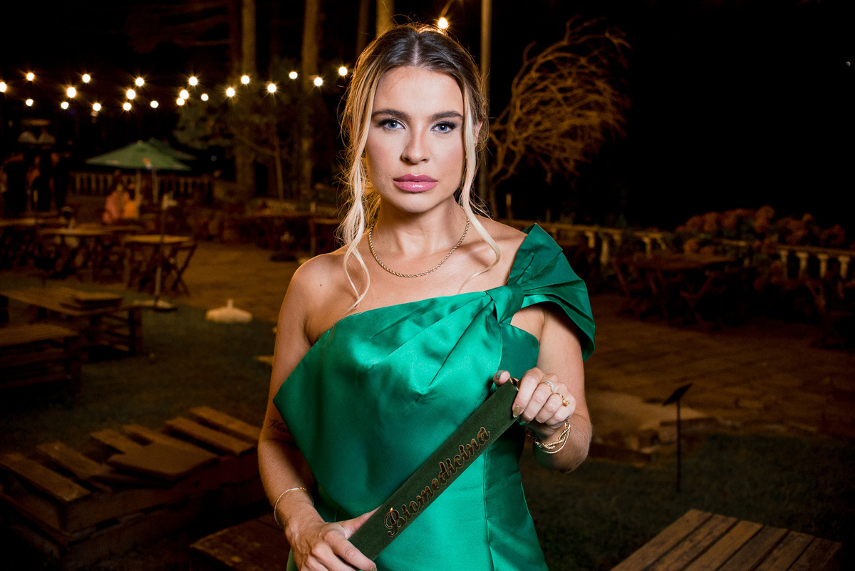 formanda; camila motterle; biomédica; formatura; rocca garden; vestido verde; loira; linda; elegância; charme;