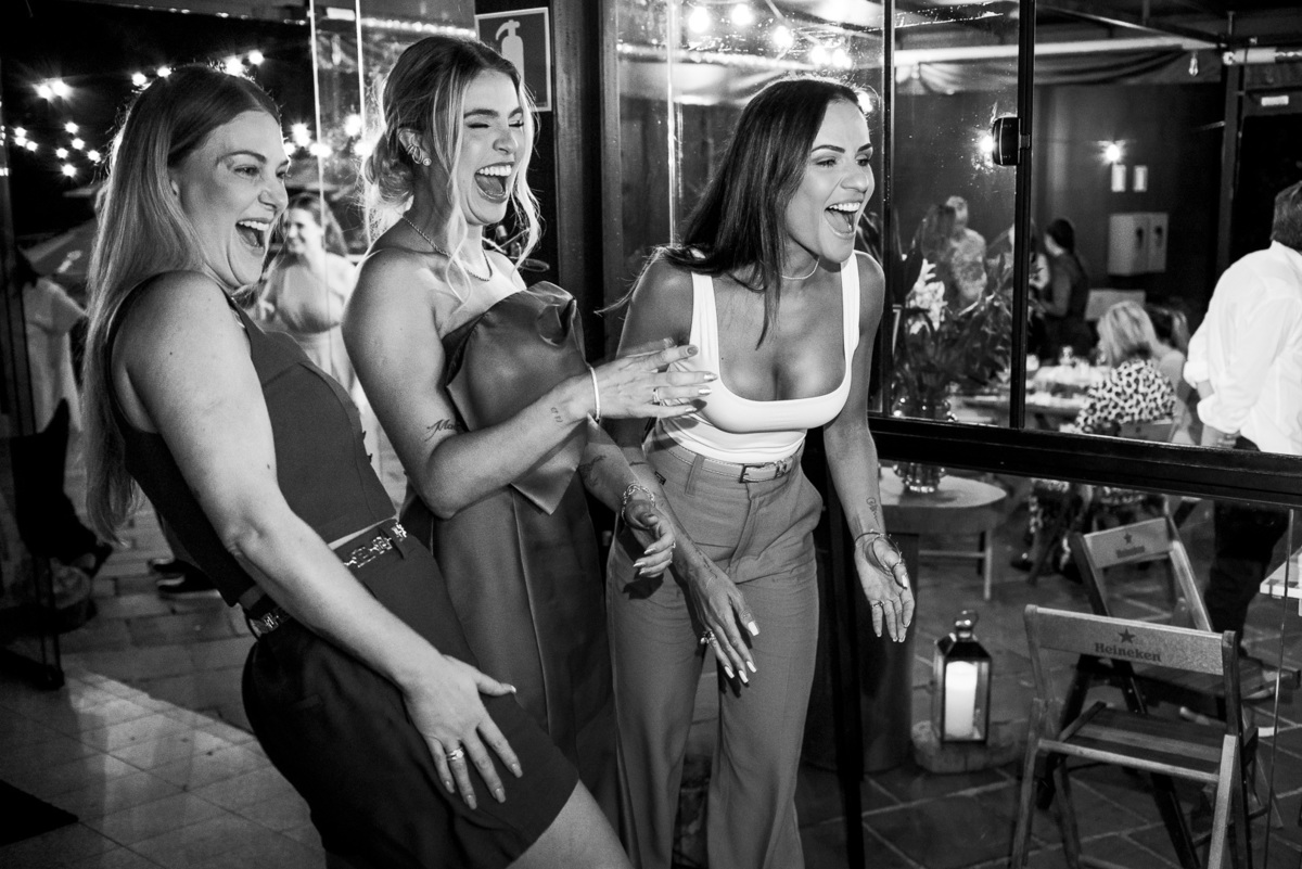 amigas rindo; rocca garden; decote; pb;