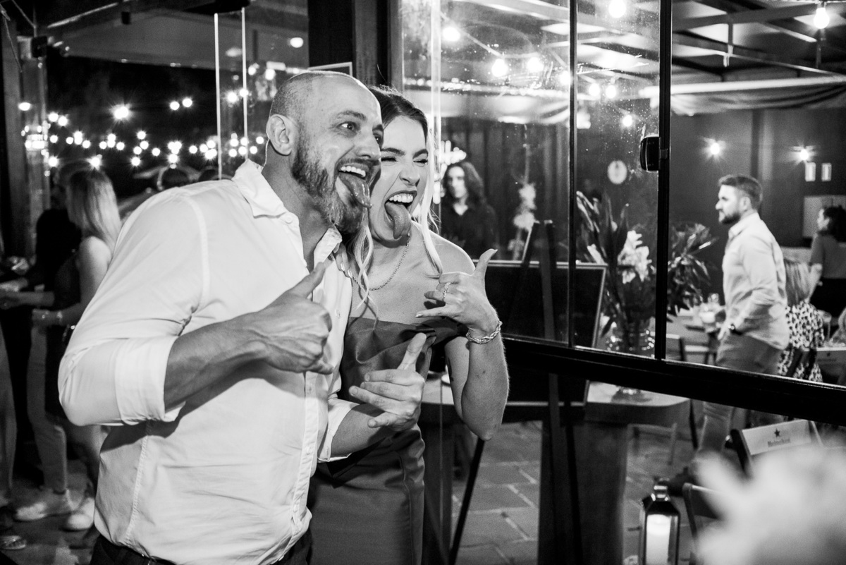 casal; lingua de fora; descontração;