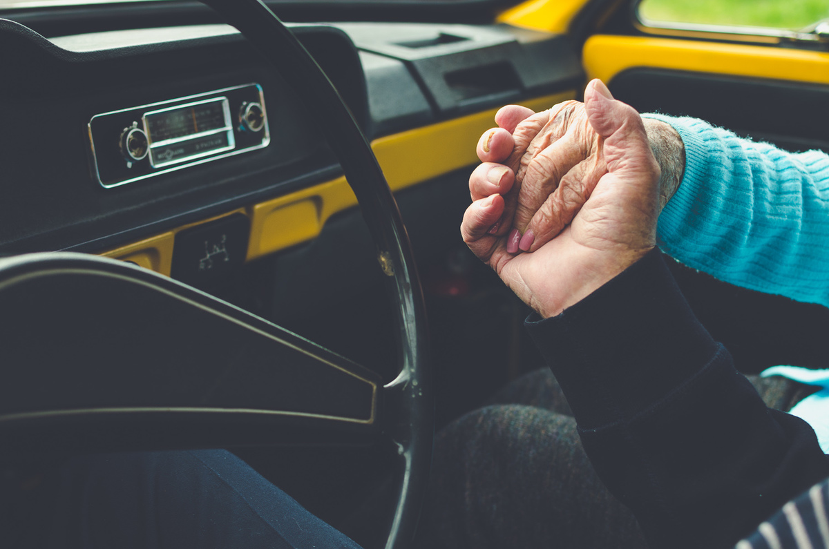 de mãos dadas vintage retrô