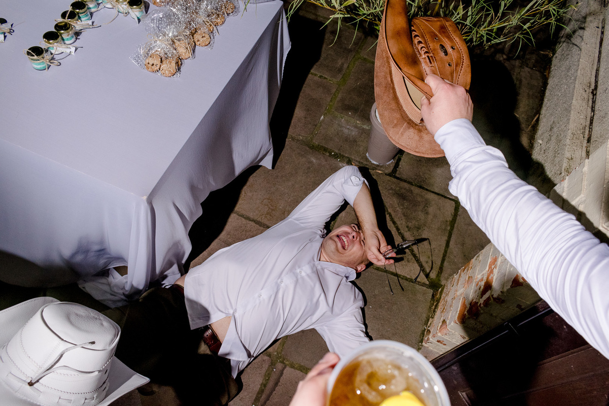 noivo fazendo palhaçada