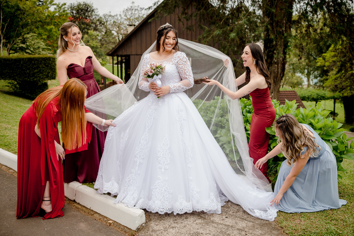 fotos noiva ar livre, noiva, casamento, madrinhas, vestido de noiva
