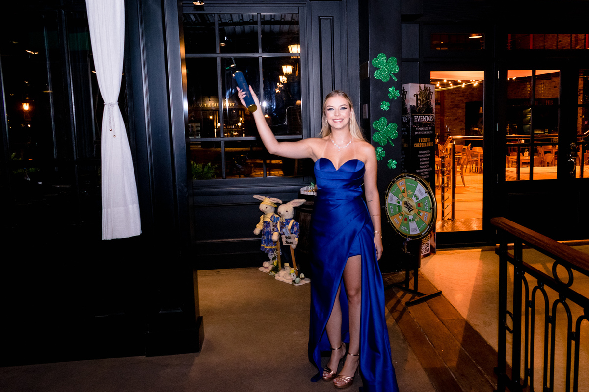 blauth bier; arquitetura; formatura; vestido azul; loira linda; recepção de formatura; fotógrafo de formatura; Farroupilha; 