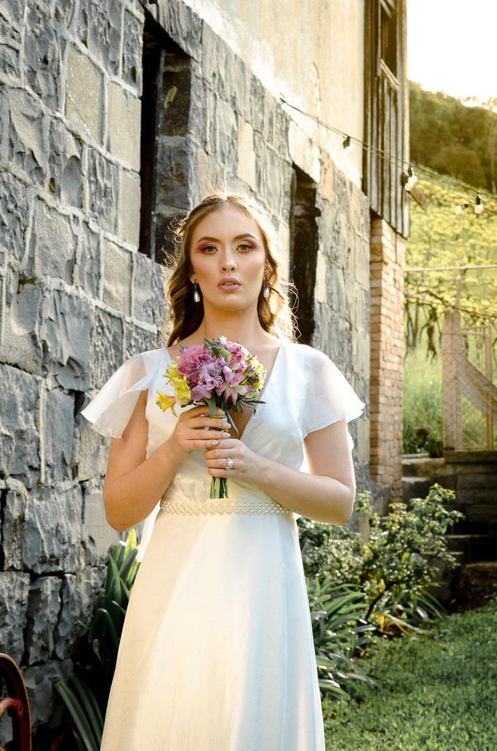 noiva elegante; buque de noiva; casamento; caxias do sul; vinícola; noivas; vestido de noiva; fotógrafo de casamento;