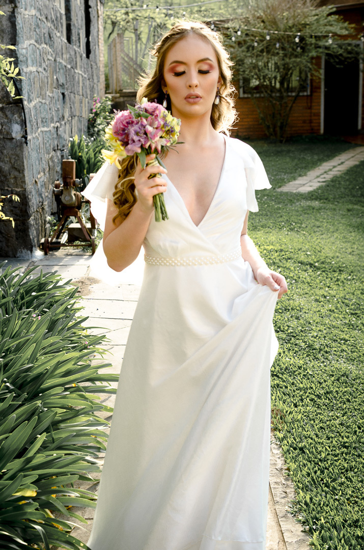 noiva elegante; buque de noiva; casamento; caxias do sul; vinícola; noivas; vestido de noiva; fotógrafo de casamento;