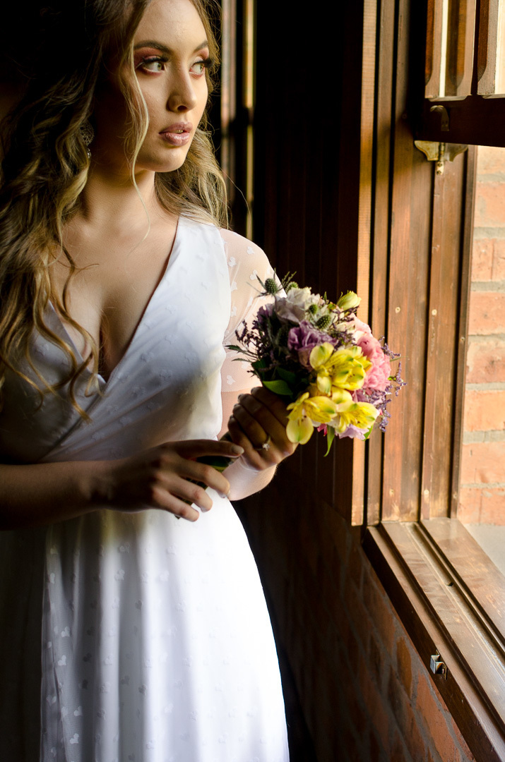noiva elegante; buque de noiva; casamento; caxias do sul; vinícola; noivas; vestido de noiva; fotógrafo de casamento;