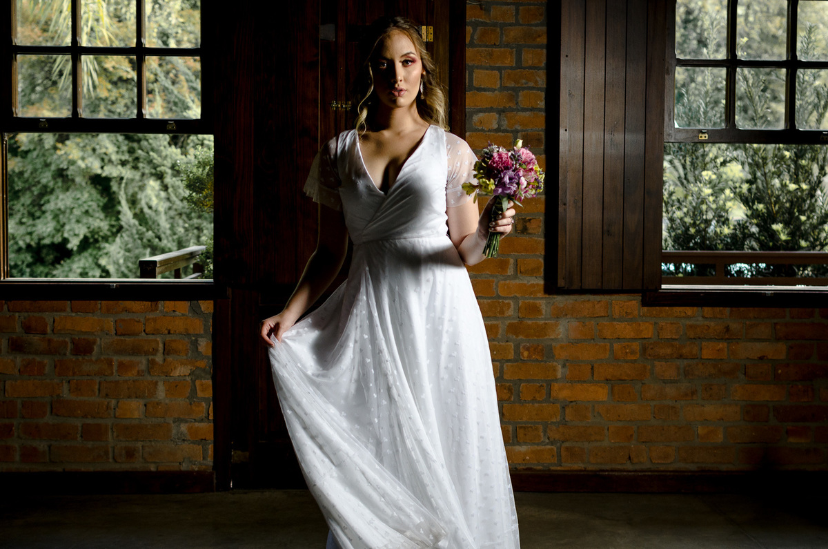 noiva elegante; buque de noiva; casamento; caxias do sul; vinícola; noivas; vestido de noiva; fotógrafo de casamento;