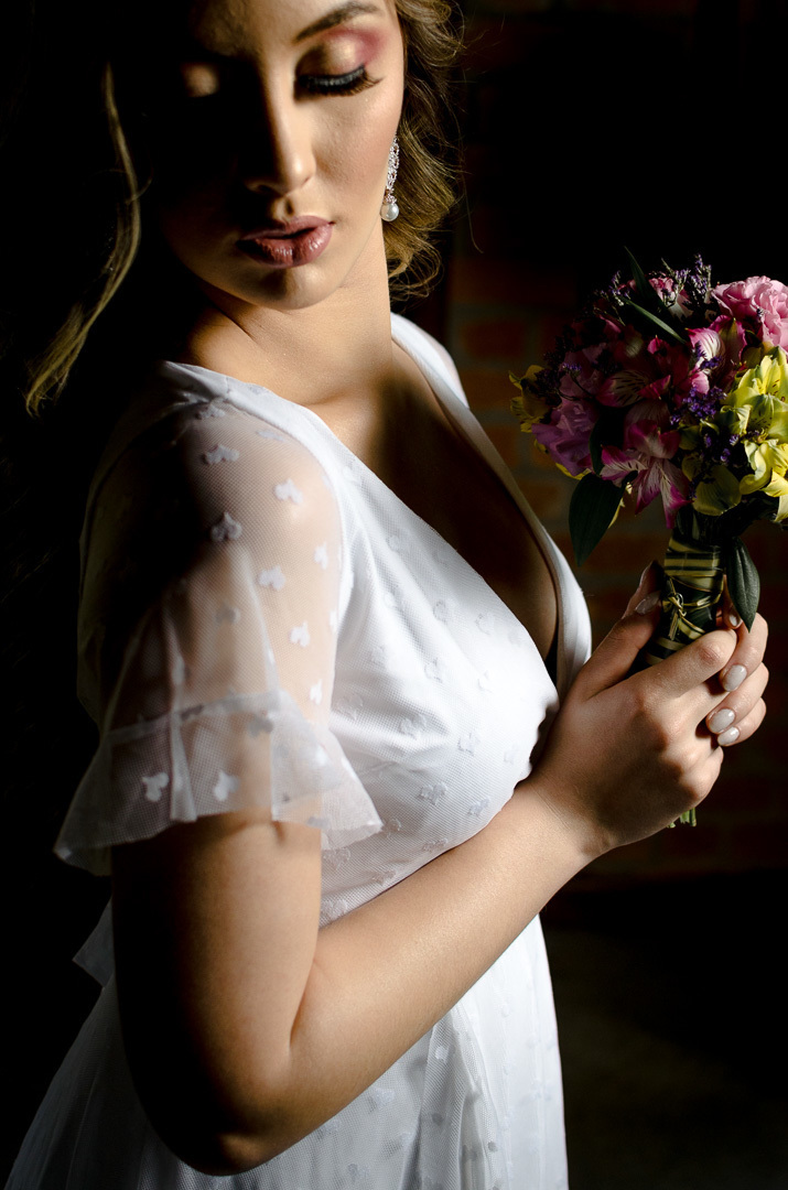 noiva elegante; buque de noiva; casamento; caxias do sul; vinícola; noivas; vestido de noiva; fotógrafo de casamento;