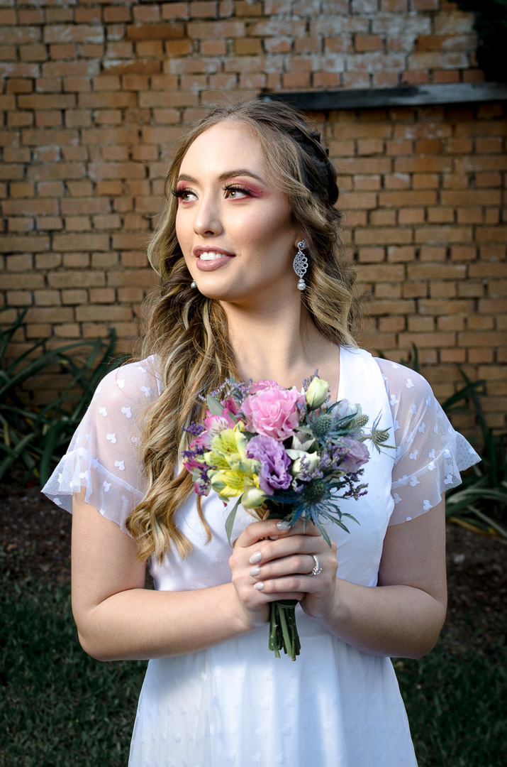 noiva elegante; buque de noiva; casamento; caxias do sul; vinícola; noivas; vestido de noiva; fotógrafo de casamento;