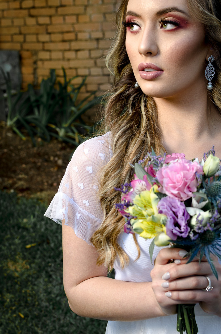 noiva elegante; buque de noiva; casamento; caxias do sul; vinícola; noivas; vestido de noiva; fotógrafo de casamento;