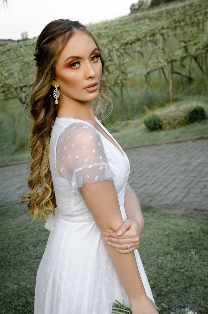 noiva elegante; buque de noiva; casamento; caxias do sul; vinícola; noivas; vestido de noiva; fotógrafo de casamento;