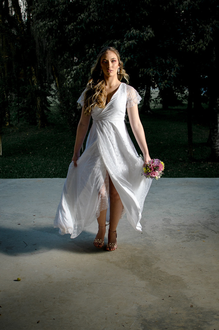 noiva elegante; buque de noiva; casamento; caxias do sul; vinícola; noivas; vestido de noiva; fotógrafo de casamento;