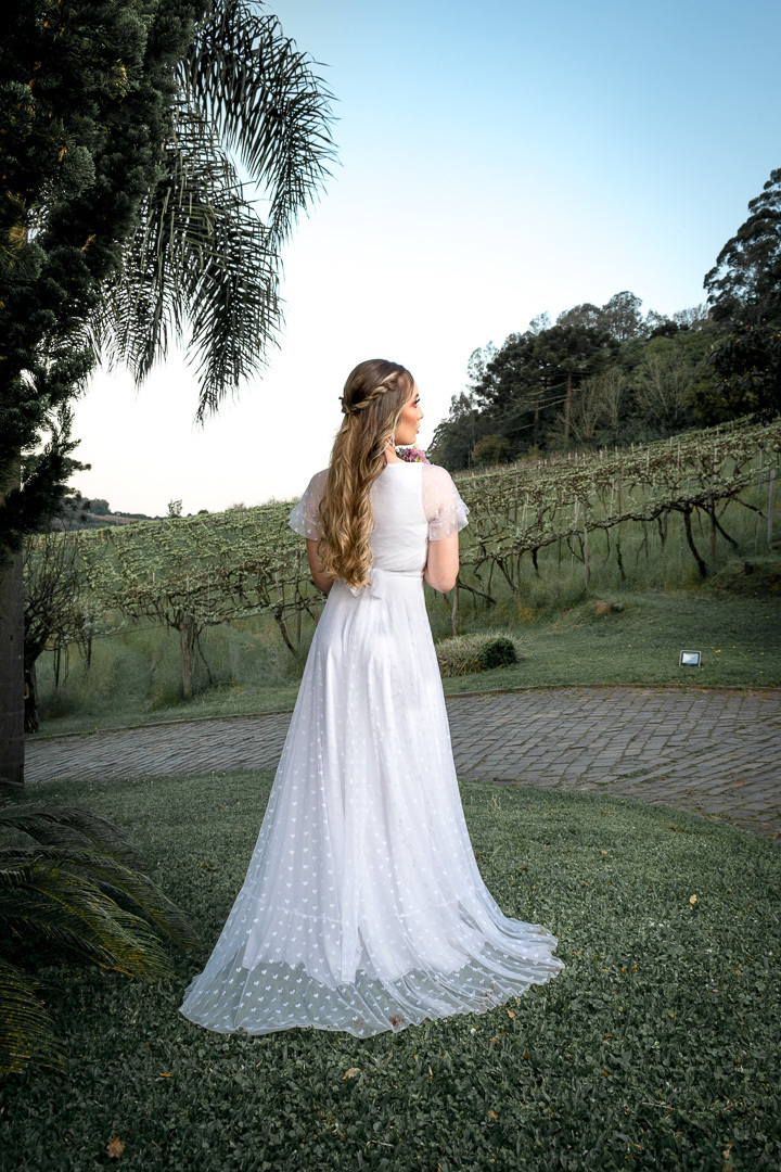 noiva elegante; buque de noiva; casamento; caxias do sul; vinícola; noivas; vestido de noiva; fotógrafo de casamento;