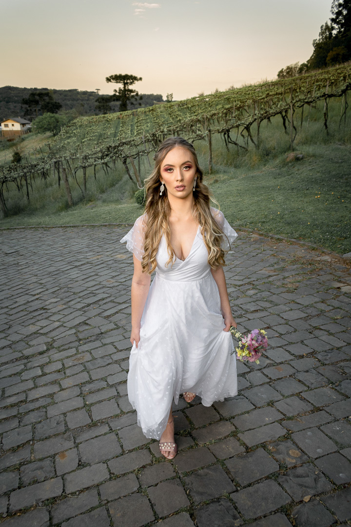 noiva elegante; buque de noiva; casamento; caxias do sul; vinícola; noivas; vestido de noiva; fotógrafo de casamento;