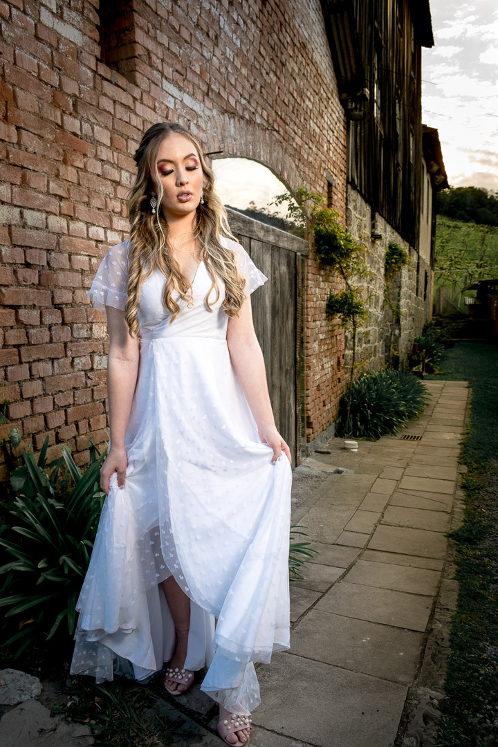 noiva elegante; buque de noiva; casamento; caxias do sul; vinícola; noivas; vestido de noiva; fotógrafo de casamento;