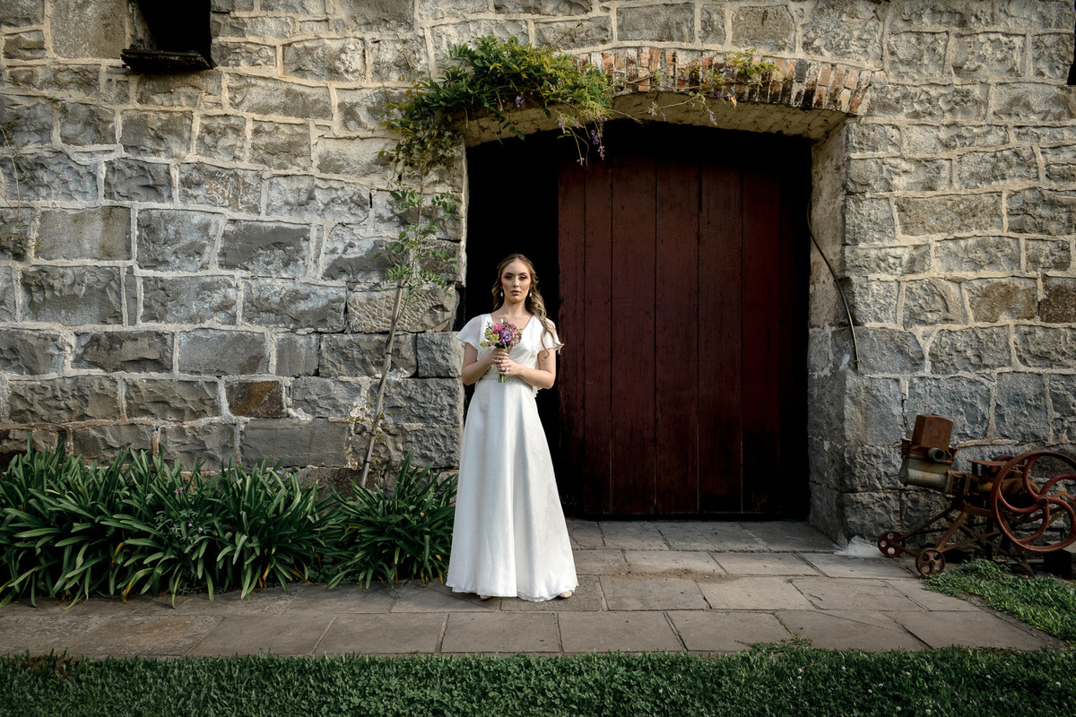 noiva elegante; buque de noiva; casamento; caxias do sul; vinícola; noivas; vestido de noiva; fotógrafo de casamento;