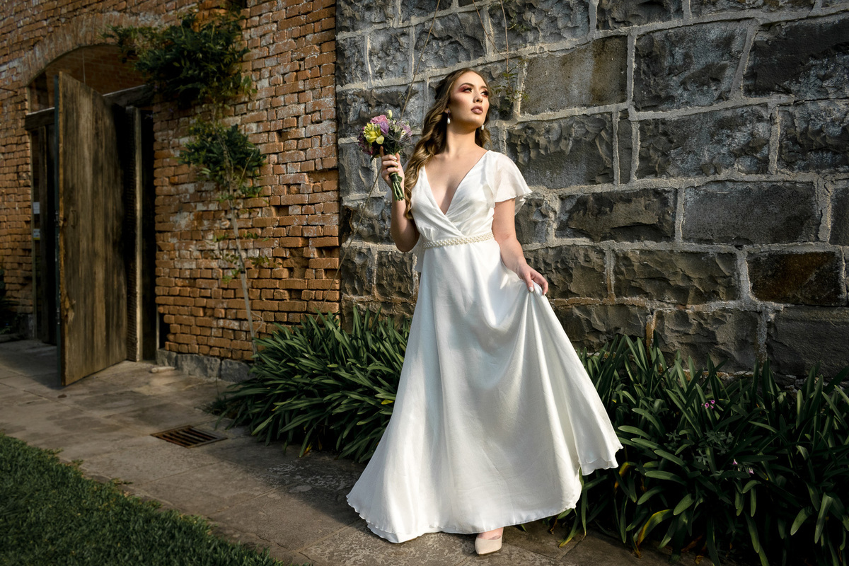 noiva elegante; buque de noiva; casamento; caxias do sul; vinícola; noivas; vestido de noiva; fotógrafo de casamento;