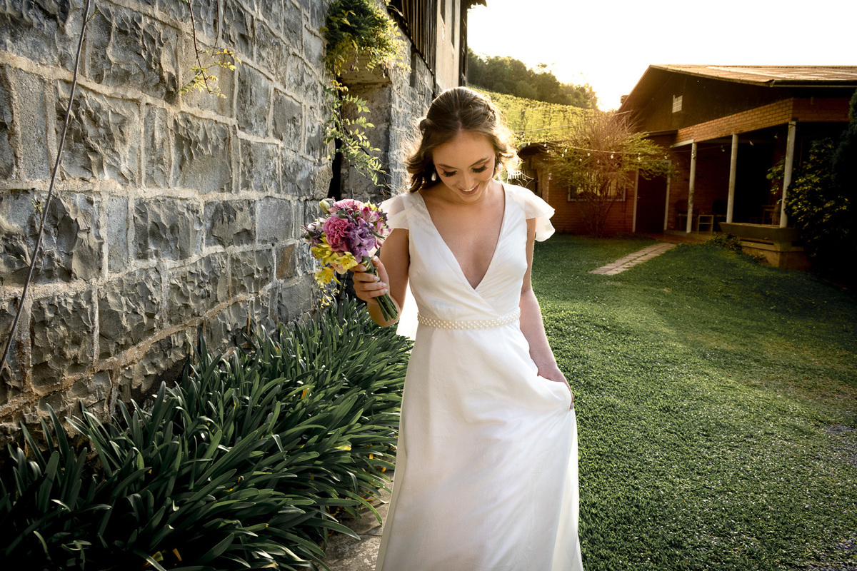 noiva elegante; buque de noiva; casamento; caxias do sul; vinícola; noivas; vestido de noiva; fotógrafo de casamento;