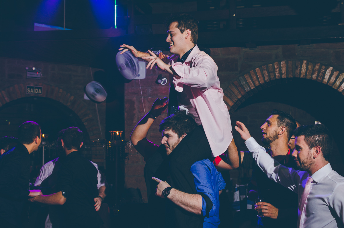 nos braços da galera festa formatura