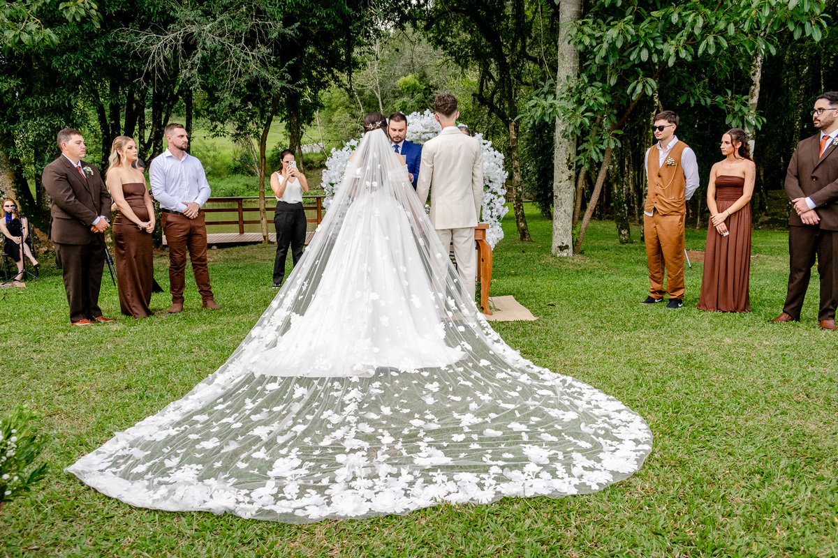 cerimônia de casamento ao ar livre; véu da noiva; 