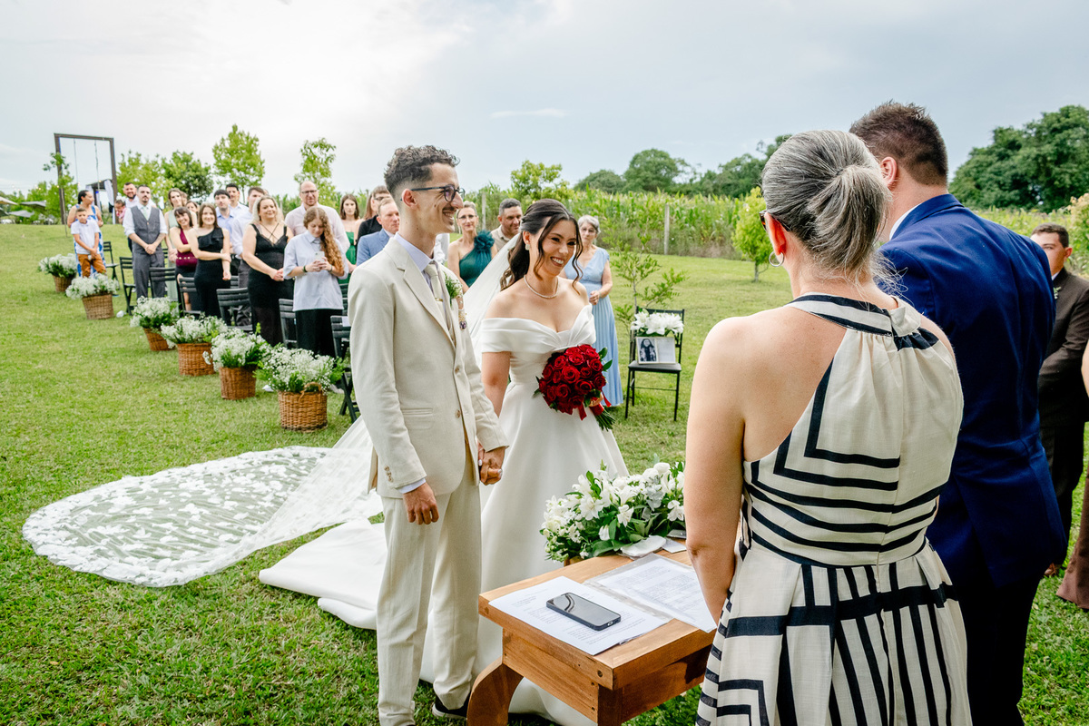 cerimônia de casamento ao ar livre; véu da noiva; 