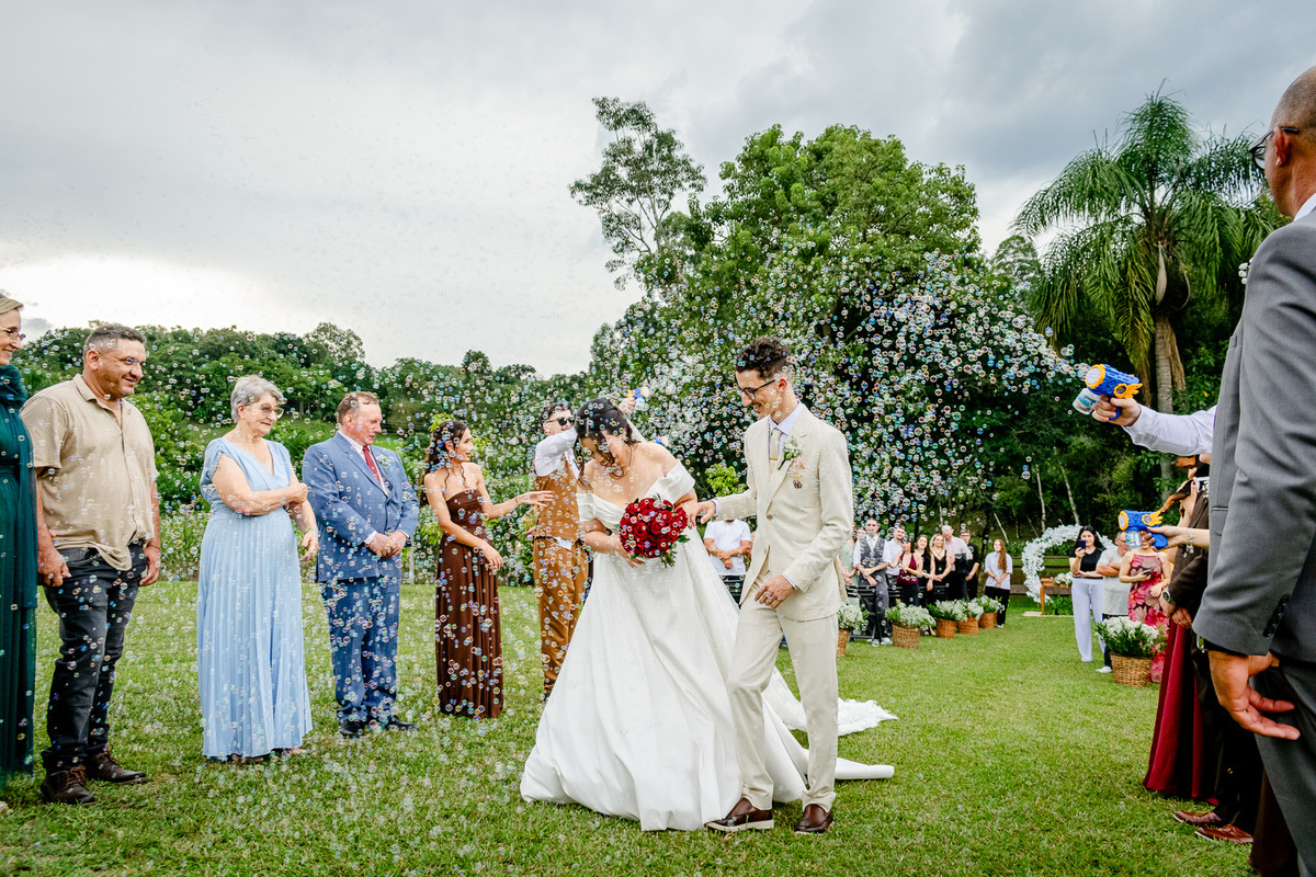 recém casados, noiva, noivo; bolinhas de sabão