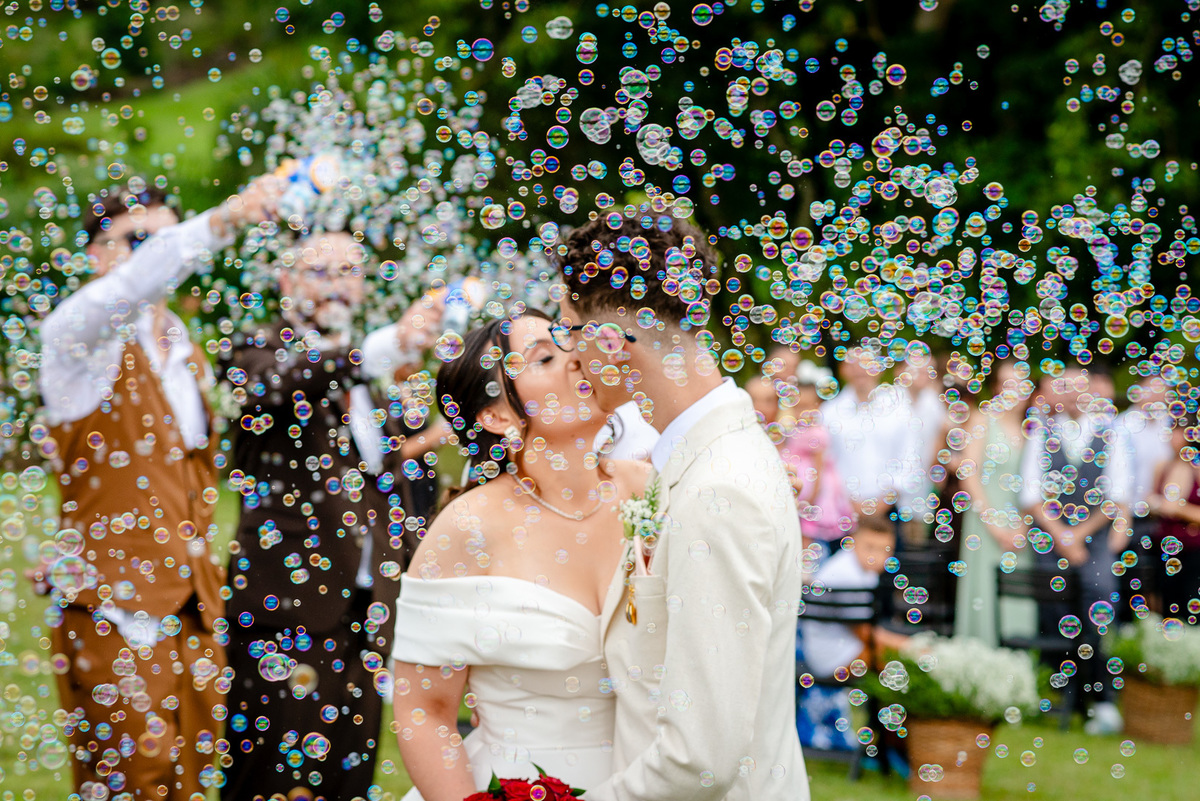 recém casados, noiva, noivo; bolinhas de sabão