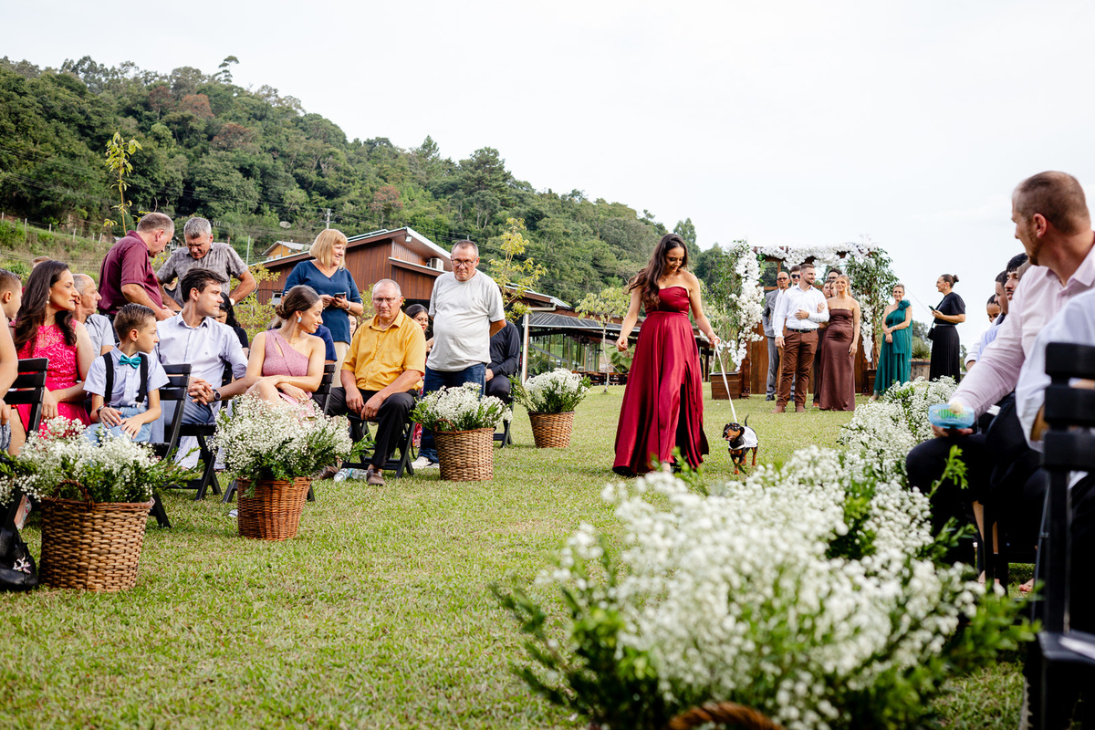 madrinha chegando com o pet; casamento ao ar livre; 