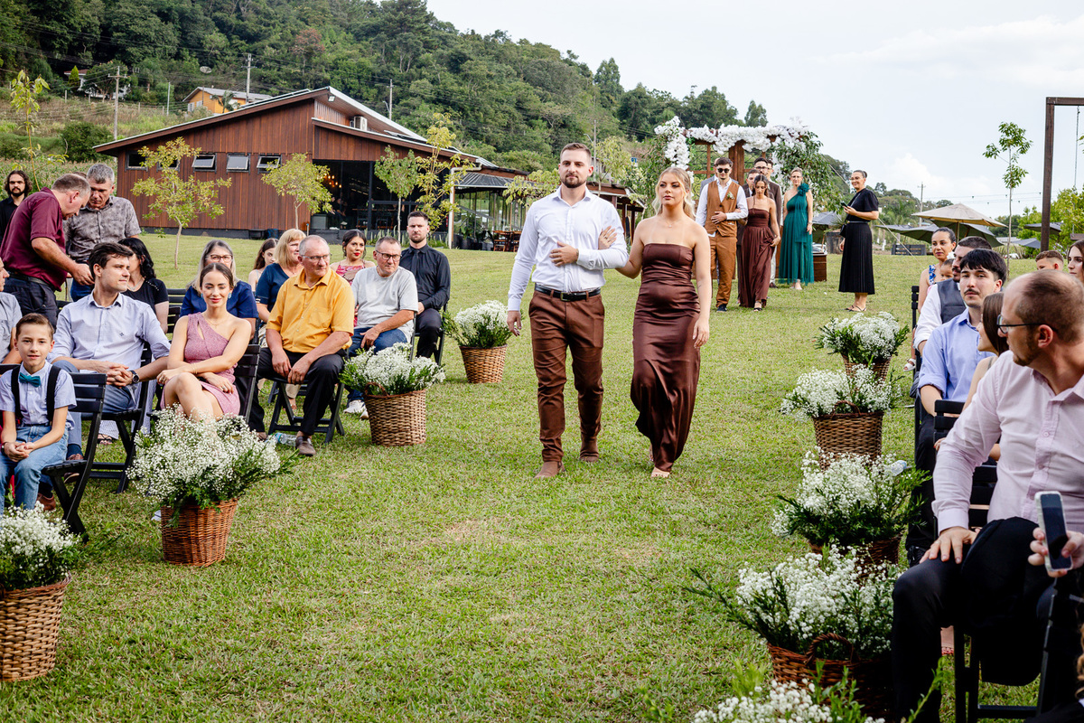 padrinhos chegando; casamento ao ar livre; 