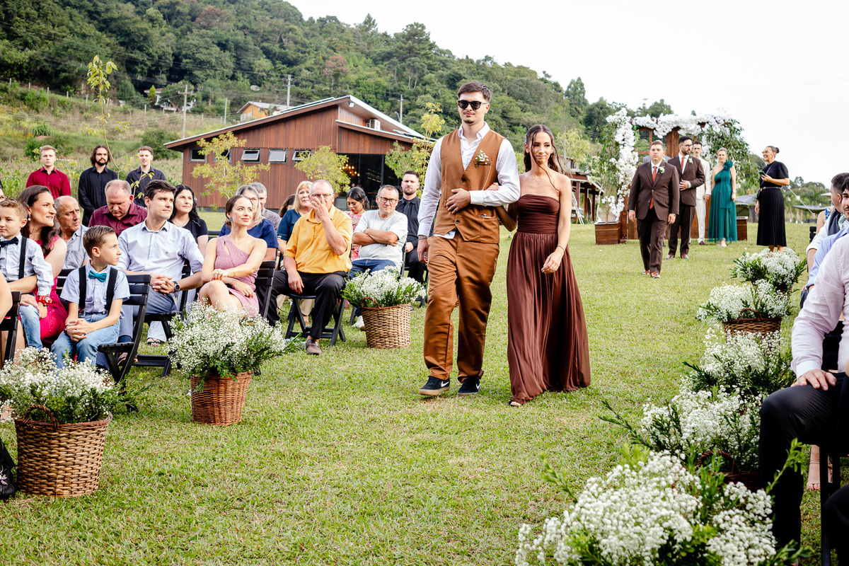 padrinhos chegando; casamento ao ar livre; 