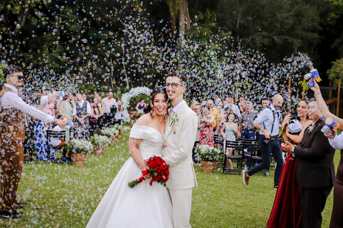 recém casados, noiva, noivo; bolinhas de sabão