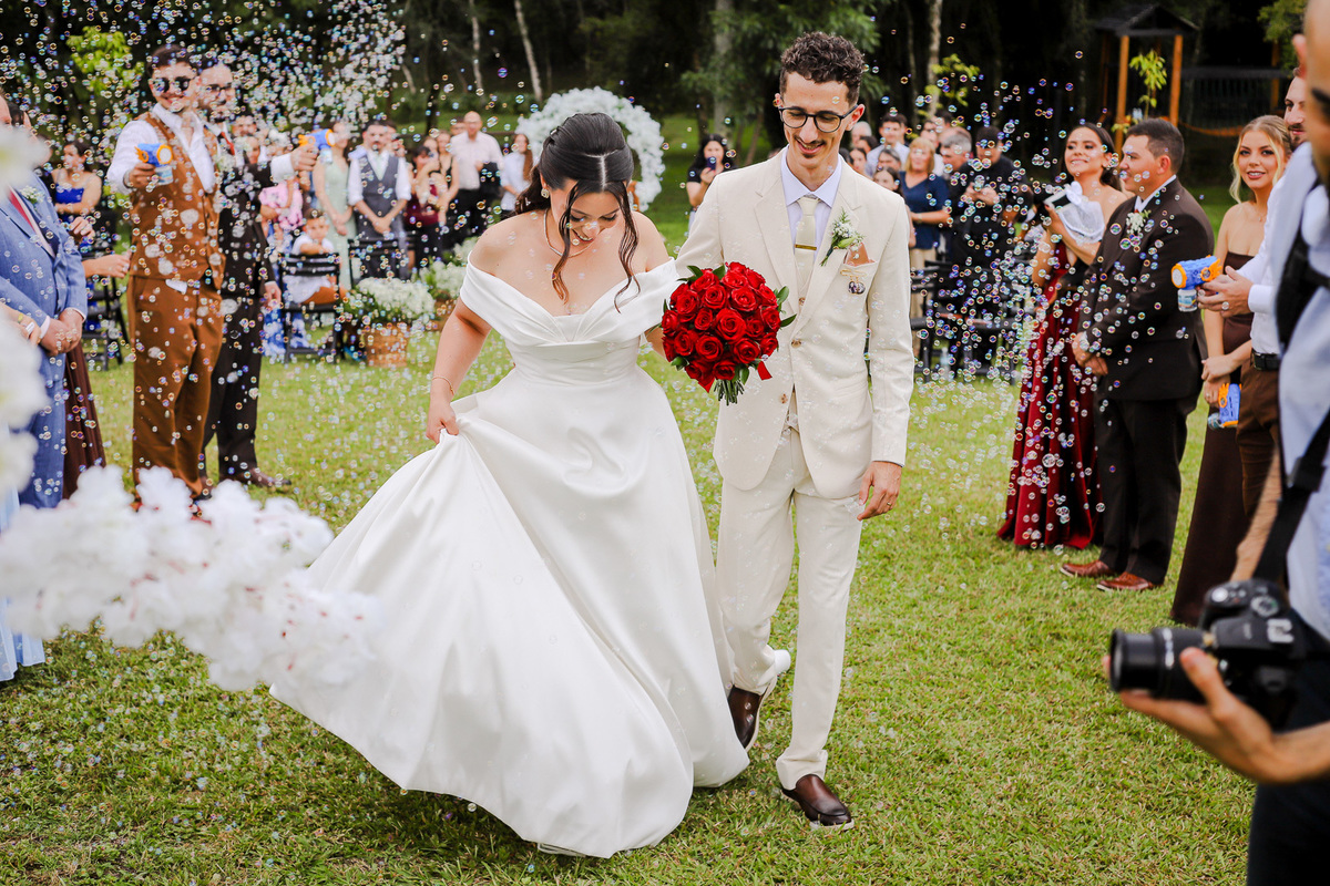 recém casados, noiva, noivo; bolinhas de sabão