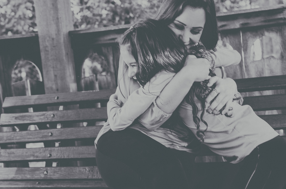 mãe e filha abraço
