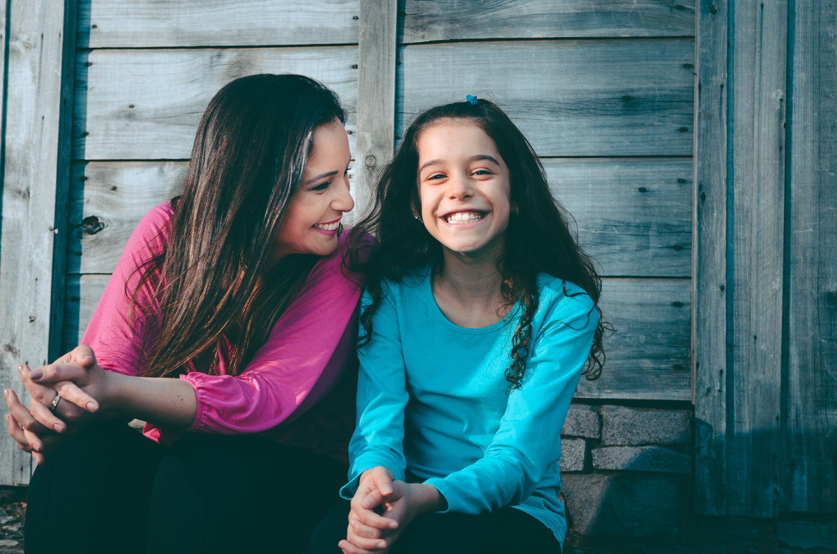 mãe e filha sorrisos