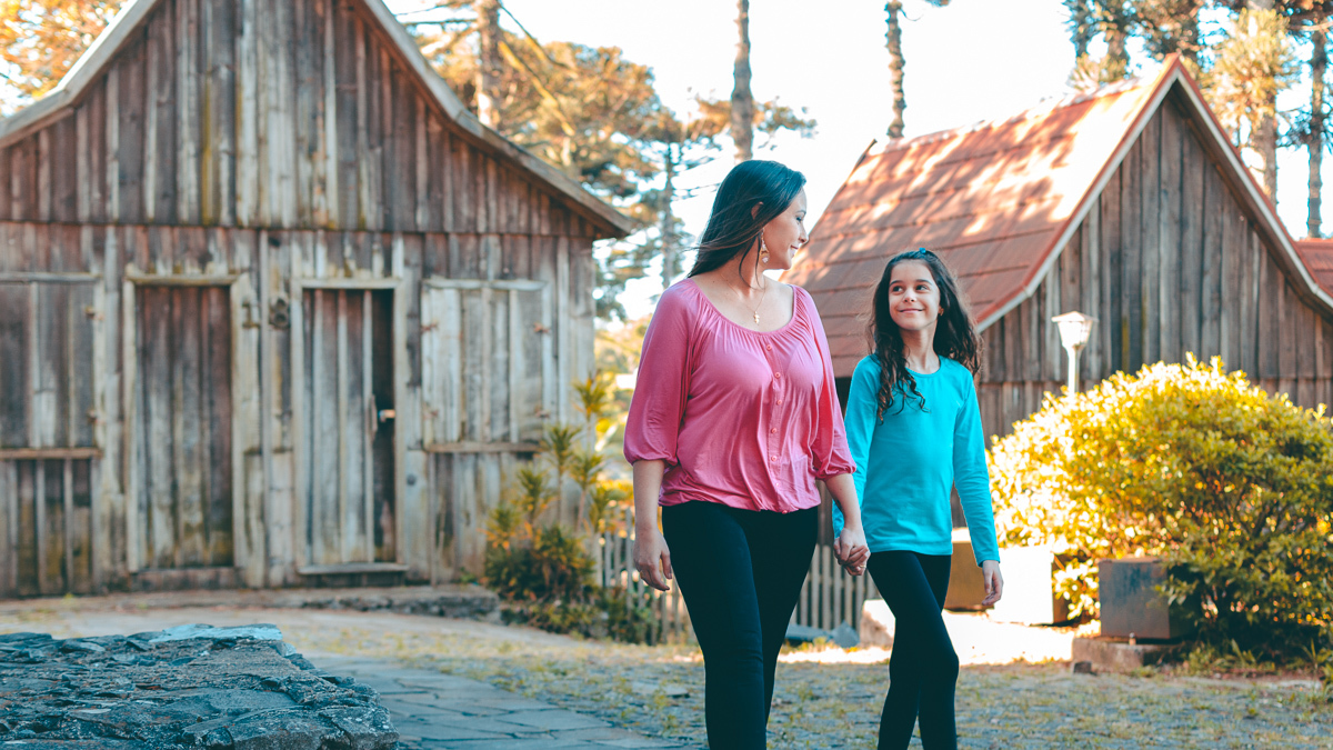 mãe e filha festa da uva, caminhando