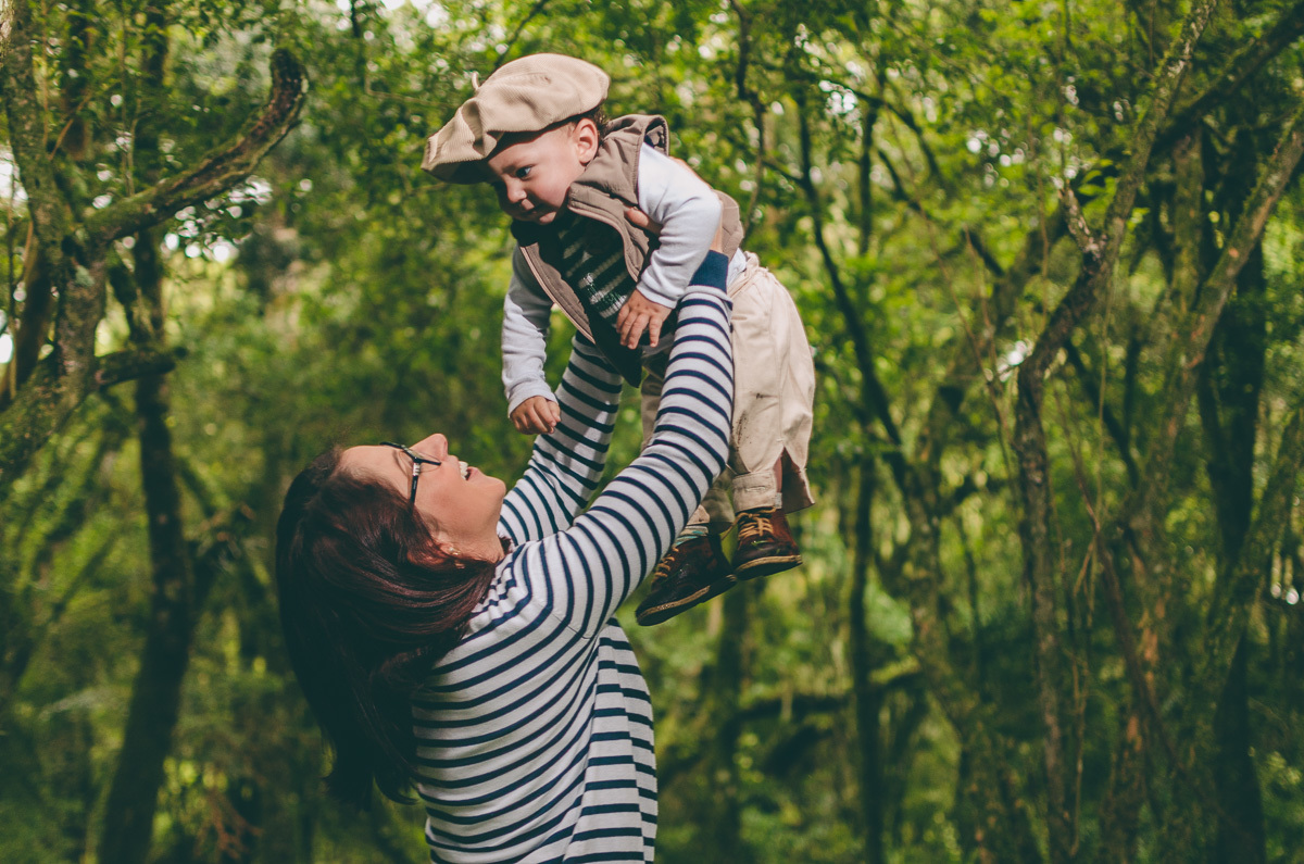 criança erguida no alto