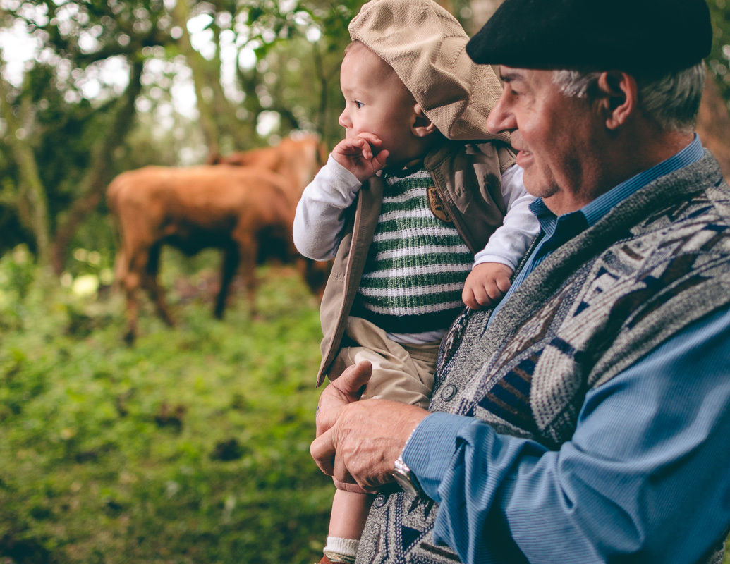 neto e avô no campo RS