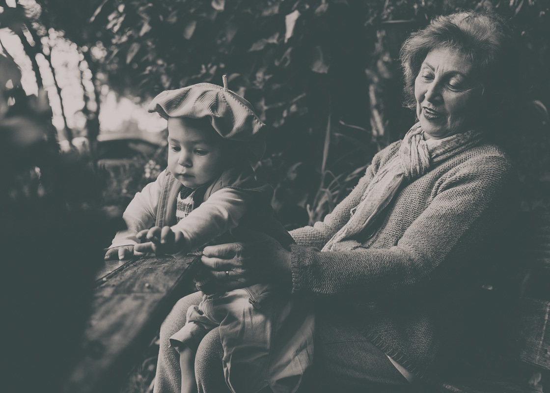 avó e neto campo RS banco pb preto e branco
