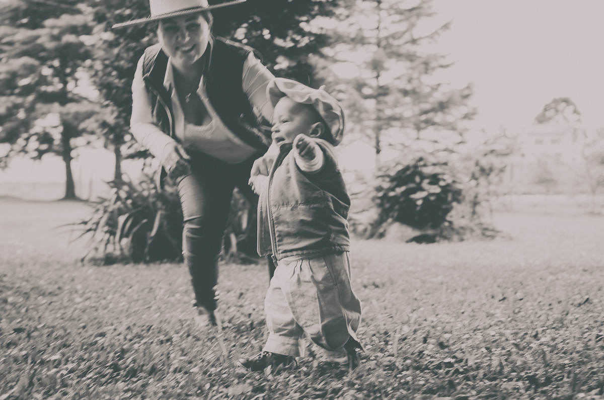 criança correndo no campo PB preto e branco