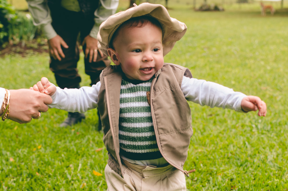 criança sorrindo primeiros passos