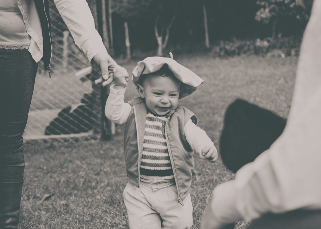 criança sorrindo primeiros passos pb mickey
