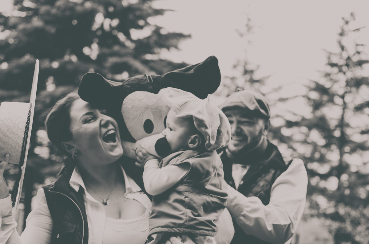 criança sorrindo família mickey família pb preto e branco