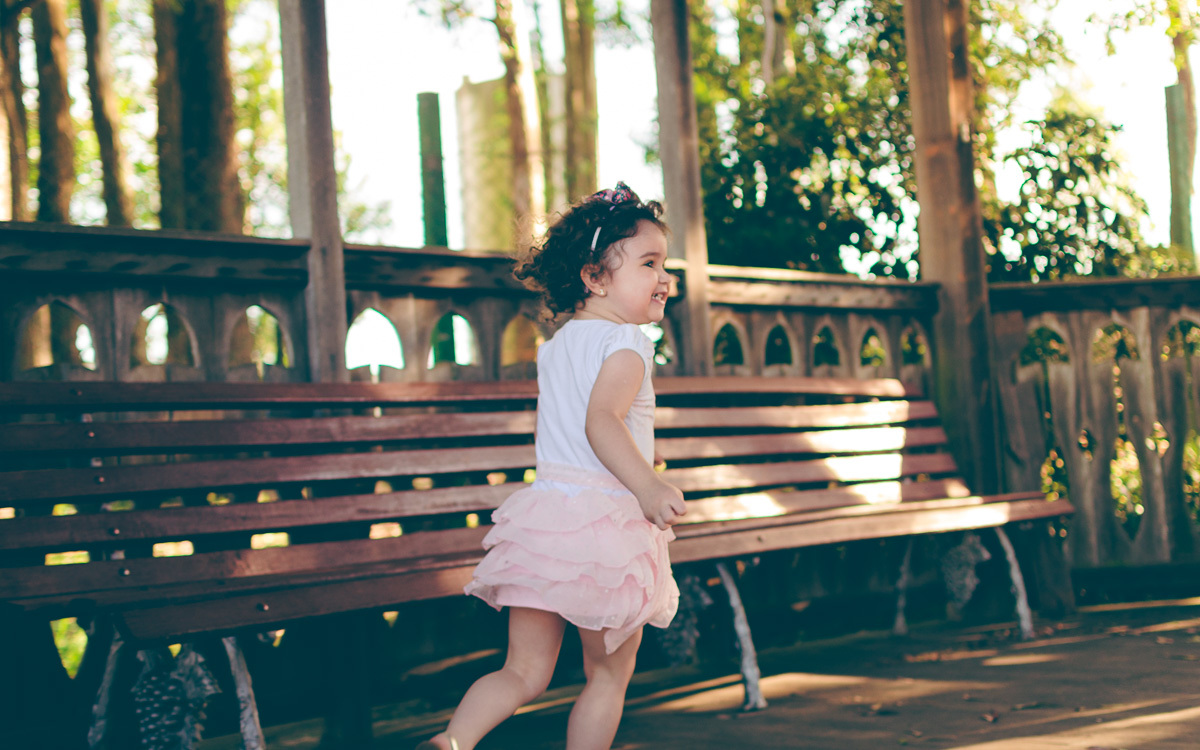 criança correndo brincando